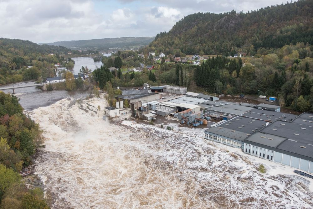 Flommen i 2017 gjorde at Topdalselva ved Boen Bruk flommet inn over fabrikken. For å stå imot klimaendringene må planleggernes kompetanse økes, og det vil bli behov for mer tverrfaglig samarbeid, skriver tre forskere.