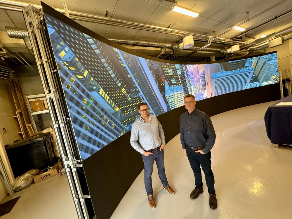 To meter høy og 14 meter buet og bred. Rolf Erik Leistad og Jørgen Mathiesen i GCCD tester skjermen som skal leveres til Equinors prosessanlegg på Kollsnes senere i år.   