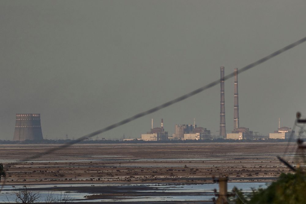 Zaporizjzja atomkraftverk sør i Ukraina er Europas største og har vært okkupert av russiske styrker siden mars 2021. IAEA-sjef Rafael Grossi advarer nå om at faren for ødeleggelser øker etter den siste tidens mange droneangrep mot anlegget.