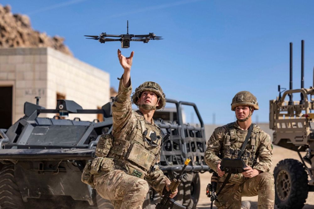Britiske soldater øver med droner. USA og Kina har startet et våpenkappløp i å utvikle billige selvgående droner som er svært effektive i krig.