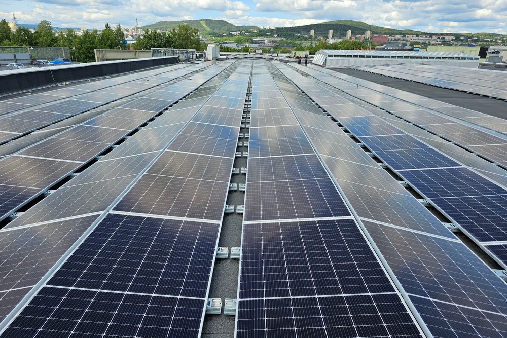 Det må bli lettere å bygge småskala kraftverk som ikke spiser av naturen – som solceller på tak, mente klimautvalget. Artikkelforfatter mener solkraft på tak bør subsidieres på linje med havvind.