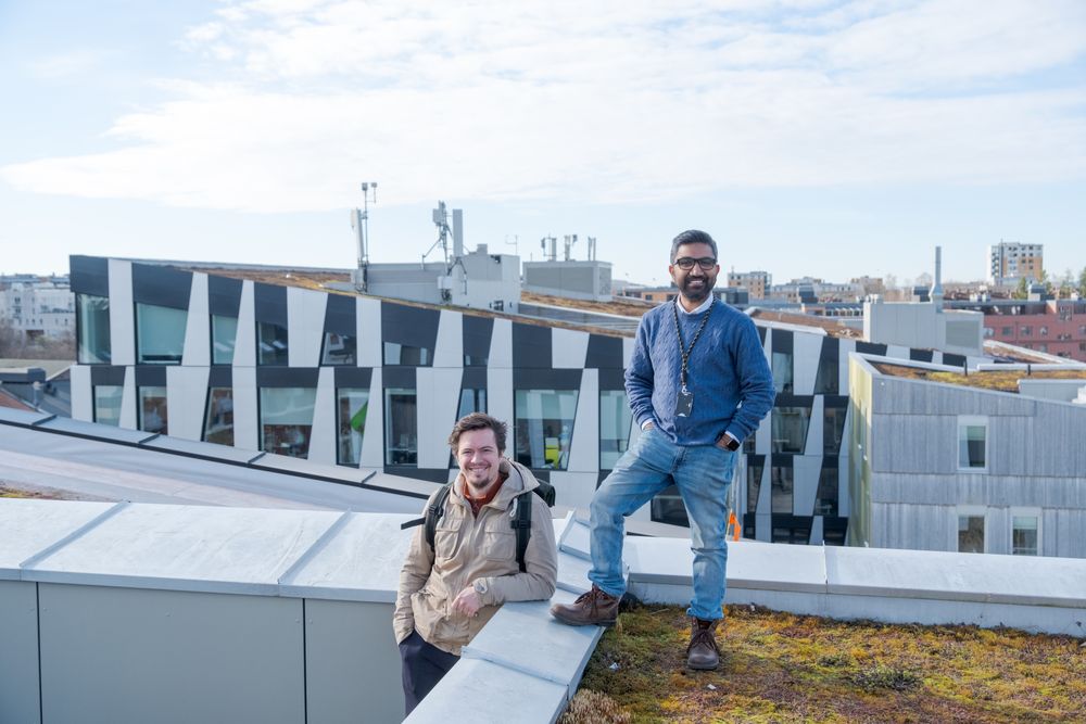 Thomas Frøland Juritzen (til venstre) og Jahid Hussain Masud (til høyre) tester ut fremtidens 5G-løsninger i Lyse. Tidligere i vår hadde de en 5G-test på millimeterbåndet sammen med NRK. På bygget bak er blant annet Ice sine 5G millimeterbølge-antenner.