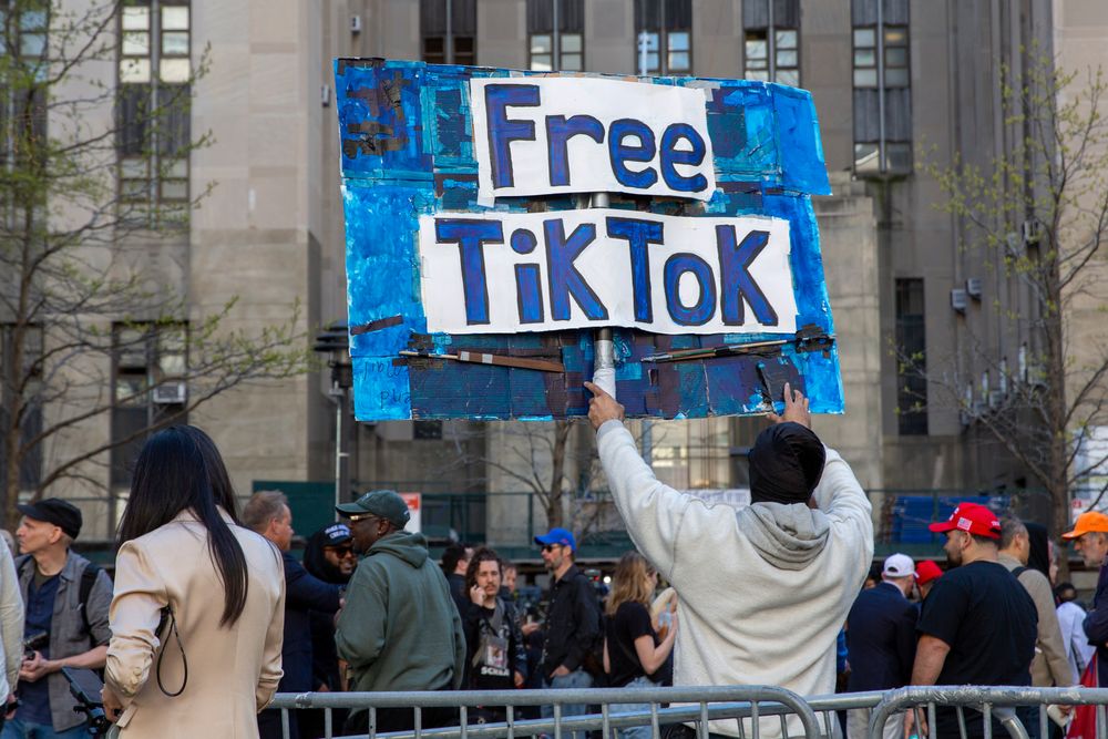 Ikke alle amerikanere er fornøyde med politikernes forslag om å forby Tiktok. Bildet er tatt i New York tidligere i uken.