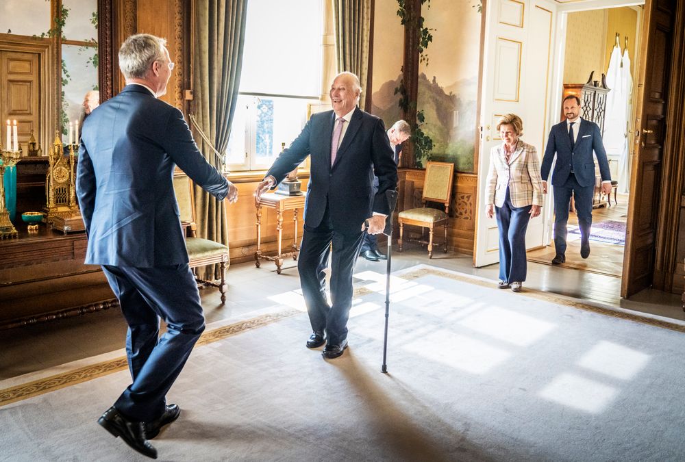 Kong Harald hilser på Natos generalsekretær Jens Stoltenberg under en audiens på slottet. Hjemhentingen kongen fra Malaysia i februar telles som en del av Norges bidrag for å nå Natos toprosentmål.