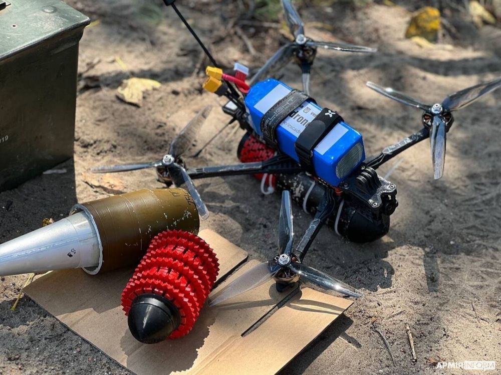 Kommersiell drone utstyrt med eksplosiver i Ukraina.