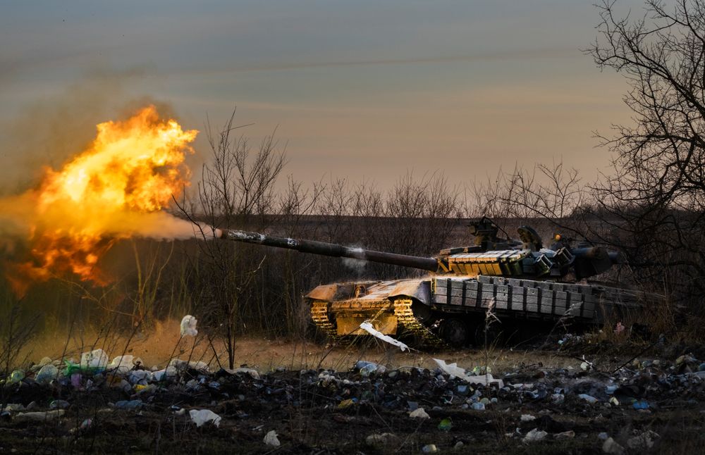 Russiske raketter på vei mot mål i Ukraina. CIA-sjef Bill Burns sier Ukraina kan tape krigen i løpet av året uten påfyll av utenlandsk hjelp.
En ukrainsk tanks beskyter russiske stillinger i en krig der ukrainerne sårt trenger våpenhjelp for å holde ut mot den russiske offensiven. 