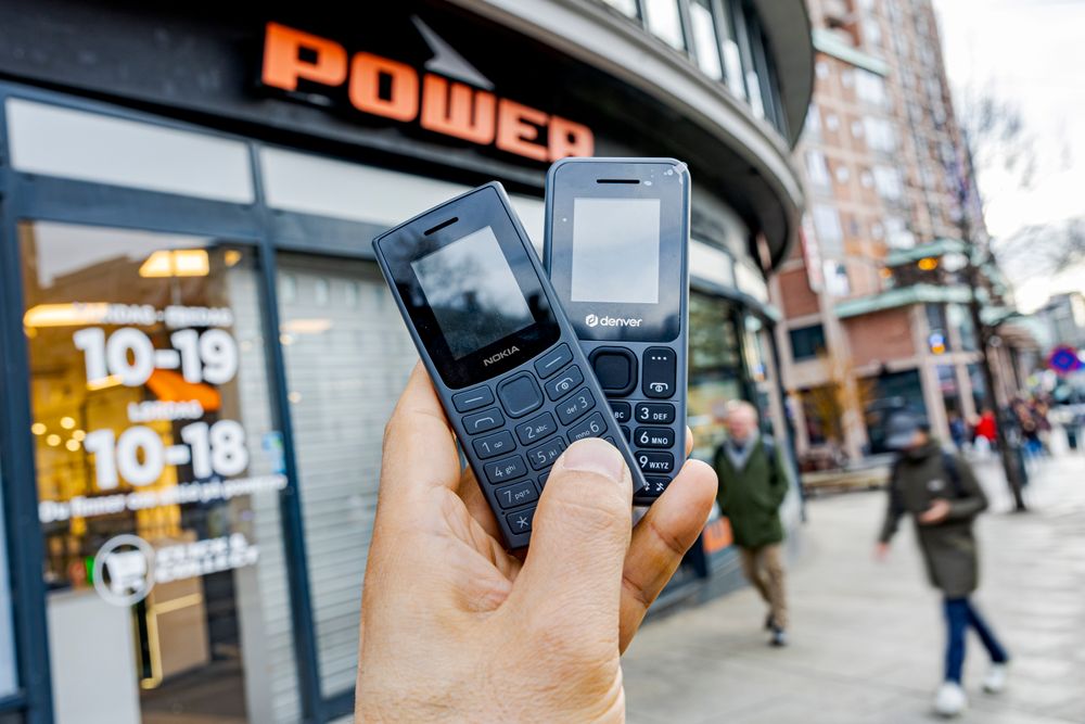 Power er blant forhandlerne som selger 2G-mobiltelefoner uten å fortelle at 2G-nettene i Norge stenges ved utgangen av 2025. Da vi kjøpte disse to fikk vi beskjed om at det ikke var noe å bry seg om at det var GSM-telefoner, så lenge man bare skulle ringe og sende SMSer med dem. I en annen butikk ble vi fortalt at 2G-nettet ikke legges ned før om 5-10 år.