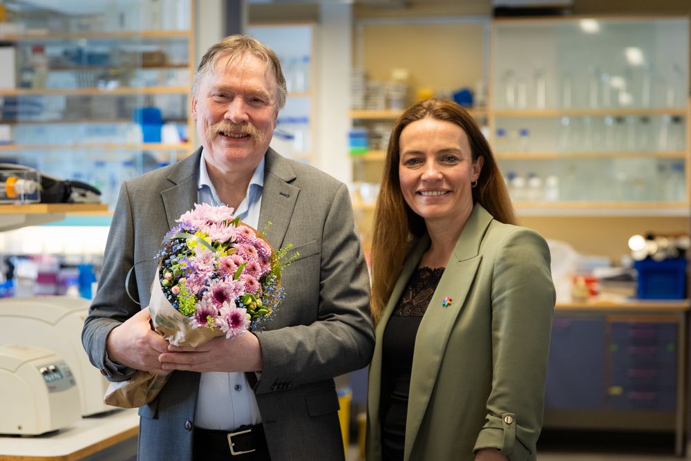 Professor Terje Johansen ved UiT ble hedret med Kong Olav Vs kreftforskningspris. Her sammen med generalsekretær Ingrid Stenstadvold Ross i Kreftforeningen. 