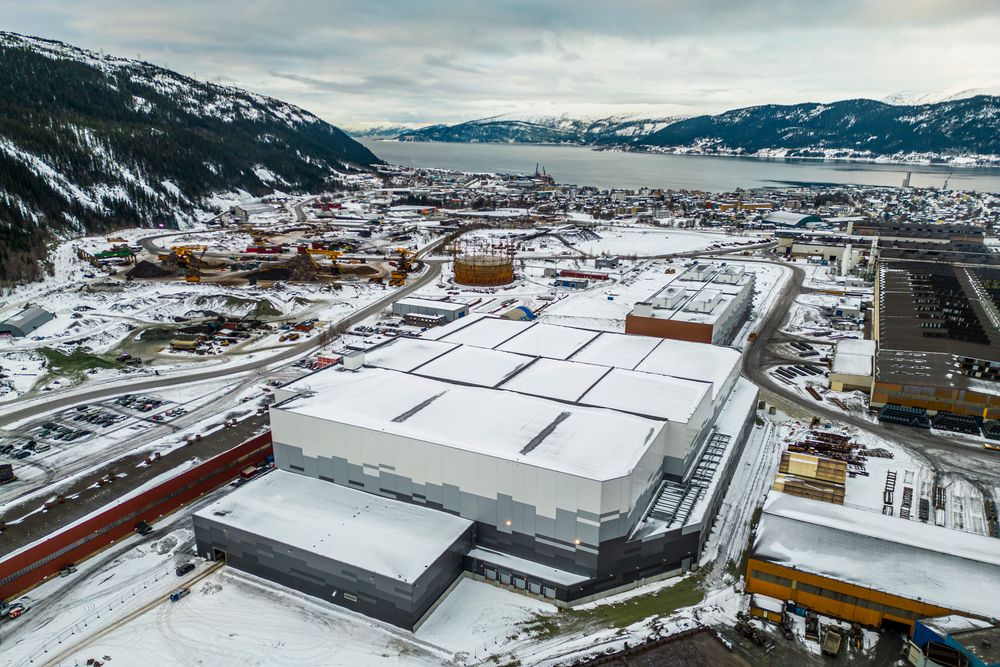 Mo Industripark strekker seg gjennom store deler av Mo i Rana. Her med batterifabrikken til Freyr Battery Giga Arctic i front. 