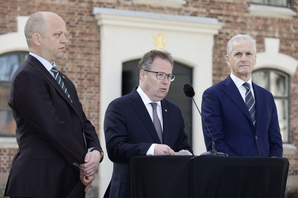 Finansminister Trygve Slagsvold Vedum, forsvarsminister Bjørn Arild Gram og statsminister Jonas Gahr Støre under torsdagens pressekonferanse. 