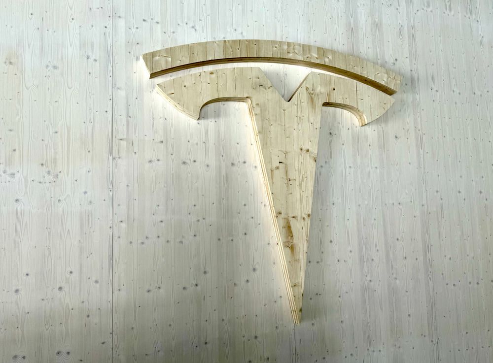 Tesla-aksjen falt tungt onsdag. Bildet er fra Teslas klargjøringssenter i Drammen.