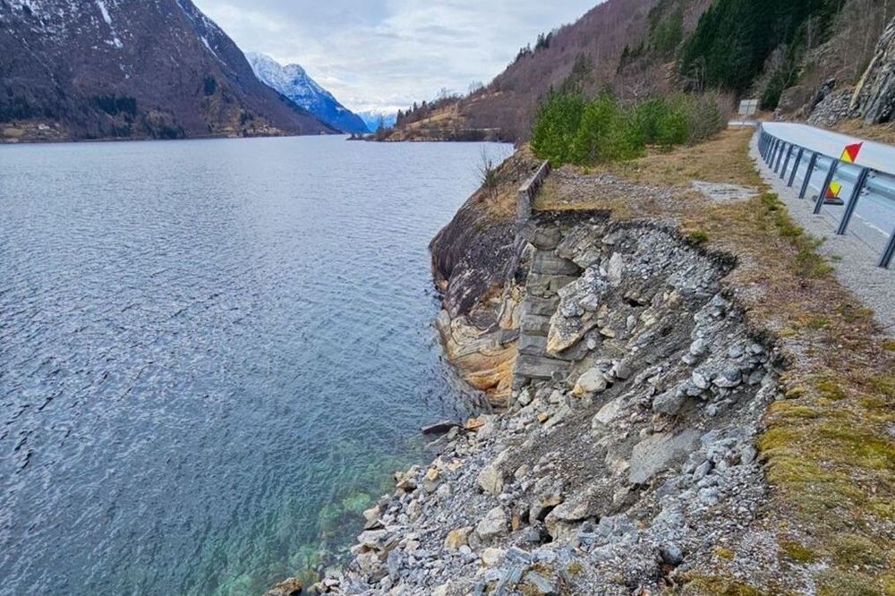 Her på fylkesvei 55 ved Gullringen i Luster har deler av veifundamentet rast ut. 