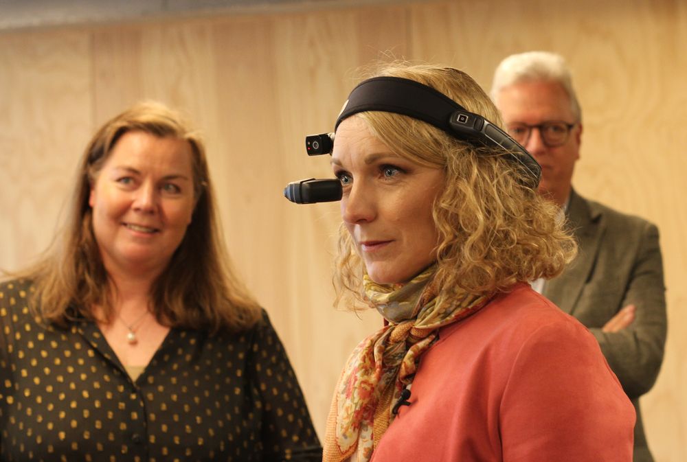 Digitaliseringsminister Karianne Tung under åpningen av 5G- og IOT-laben til Lyse Tele og Nordic Edge i Stavanger. Her har hun på et hodesett myntet på helsearbeidere.