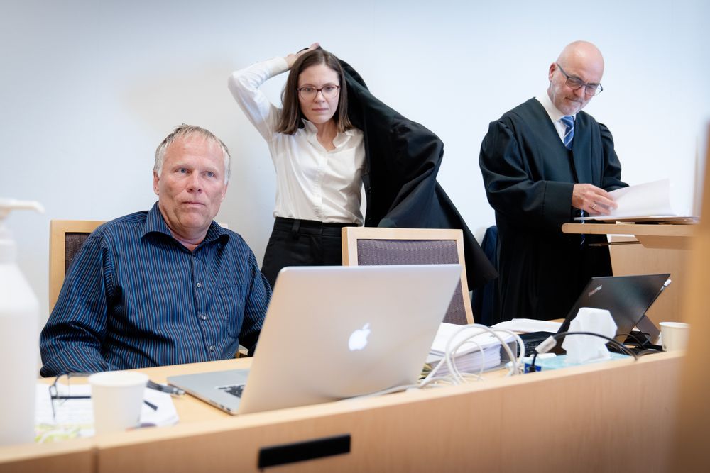 Erik Liebermann i Oslo tingrett i juni 2023 sammen med advokatene Kristine Farstadvoll og John S. Gulbrandsen.