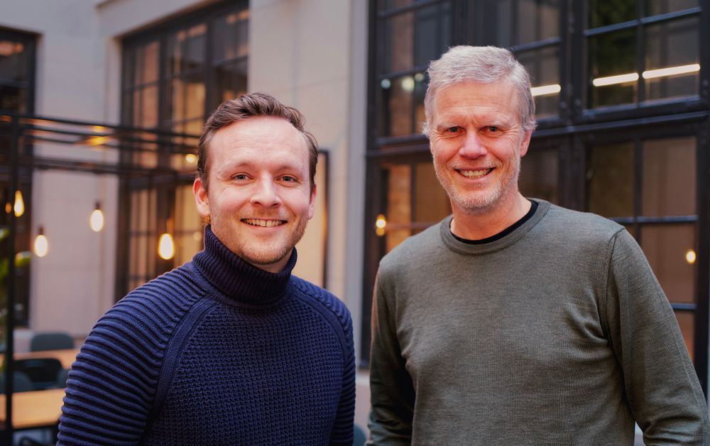 Jonas Klafstad, medgründer og daglig leder i Cobrief og Tomas Sunde, salgsdirektør i NOVA har signert Cobriefs til nå største avtale.