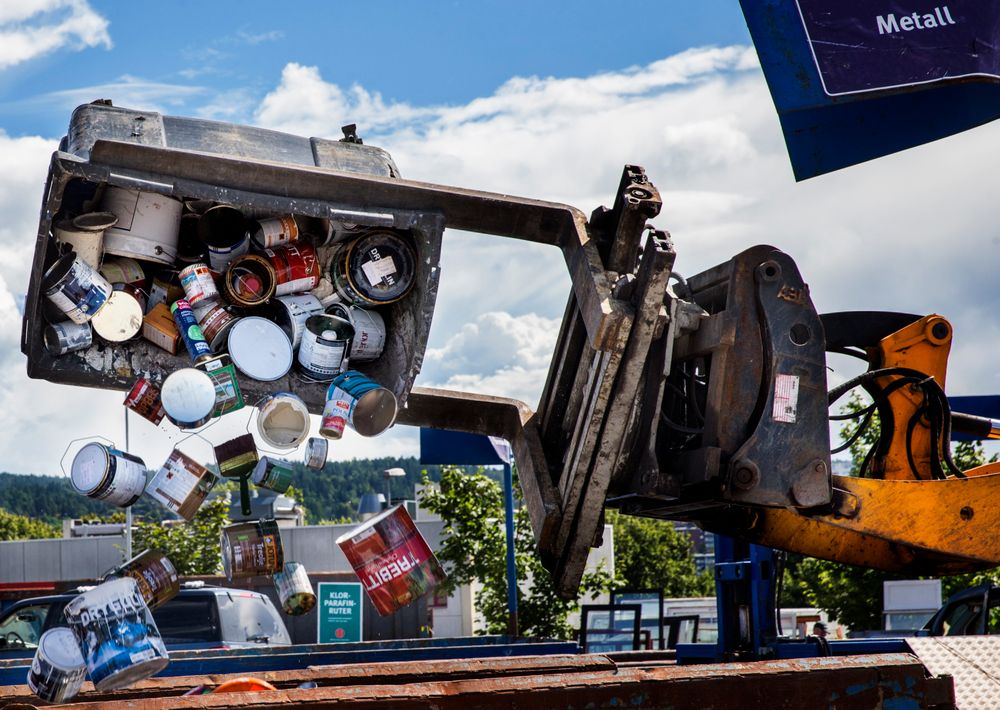 Tidligere kunne bedrifter unngå kostnadene forbundet med miljøpåvirkning og avfallshåndtering. Bildet er fra mottak for farlig avfall ved Haraldrud gjenbruksstasjon i Oslo. 