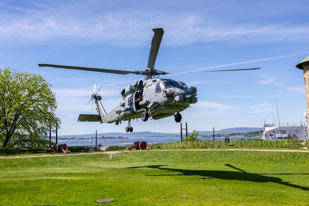 Her tar det danske Seahawk-helikopteret av fra Akershus festning, med forvarsminister Bjørn Arild Gram ombord.