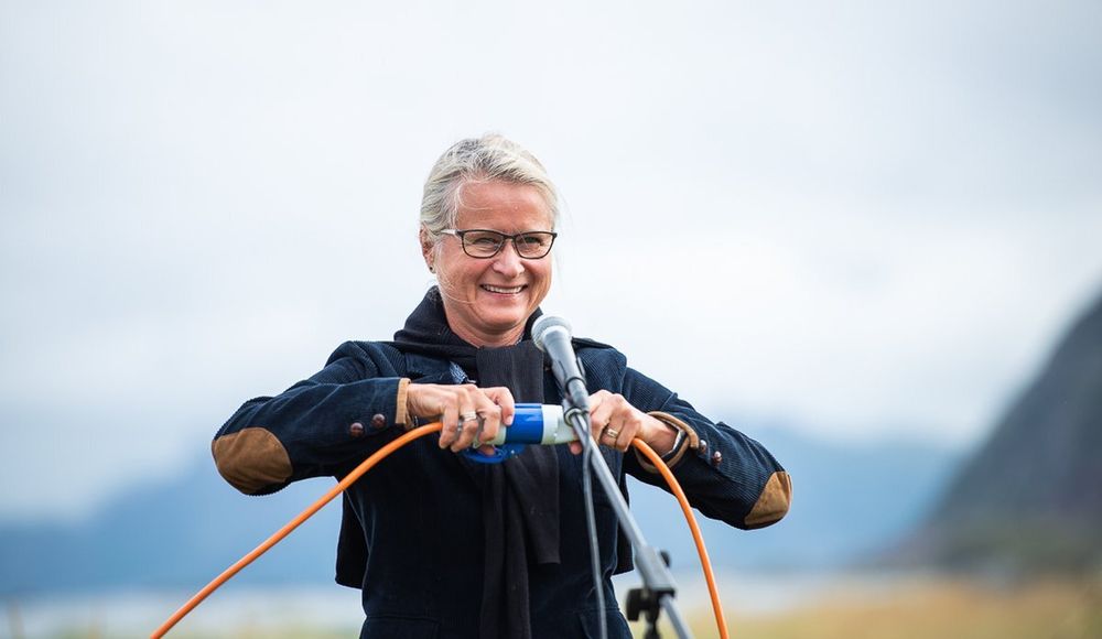 Ikke noe krøll med denne kabelen da statssekretær Trine Danielsen (H) åpnet havobservatoriet i Vesterålen i august 2020 – men selve havobservatoriekabelen LoVe mangler nå strøm.