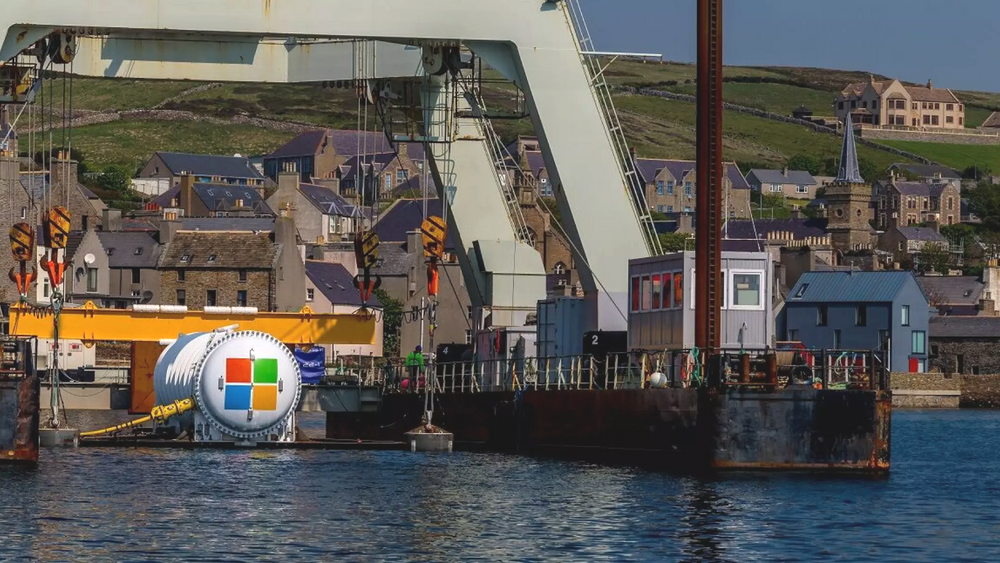 Microsoft plasserte i 2018 en 40 fots konteiner på havbunnen ved Orknøyene nord for Skottland. På innsiden befant det seg 864 servere fordelt på et dusin racks.