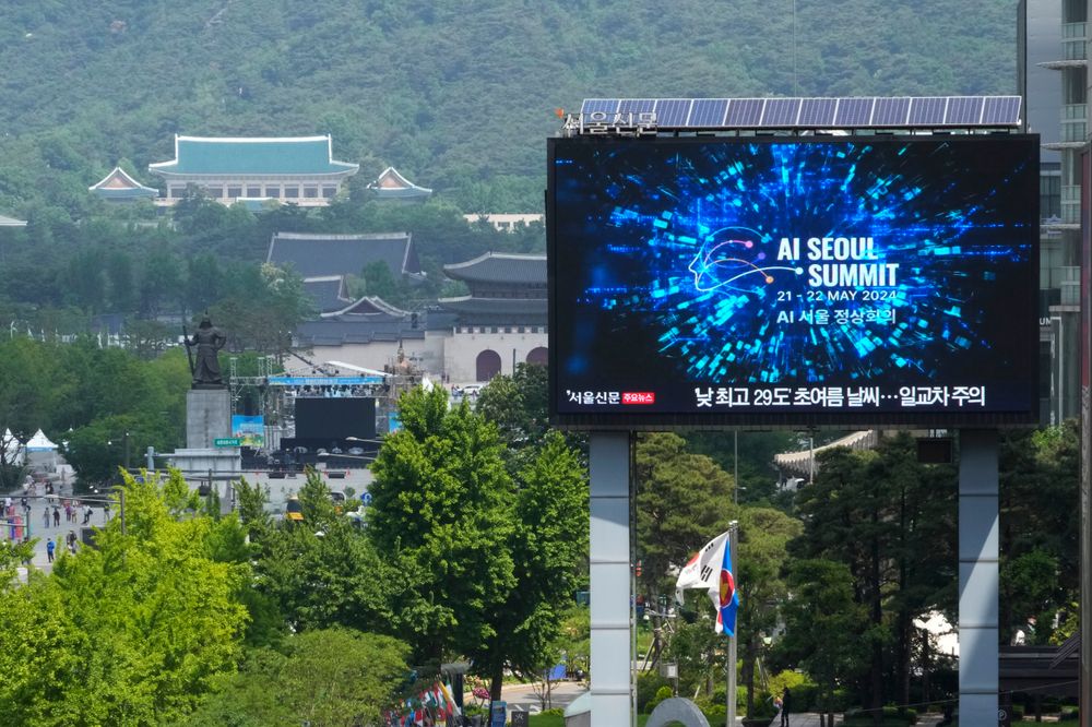 En skjerm med informasjon om KI-møtet i Sør-Koreas hovedstad Seoul tirsdag. 