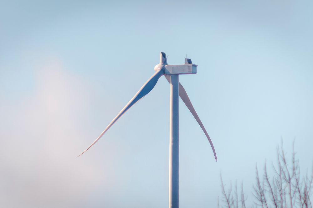 I april knakk og et 22 tonn tungt blad av den ene vindturbinen i Odal vindkraftverk i april. Vindparken har vært stengt siden. Nå har de første vindturbinene startet produksjonen igjen.