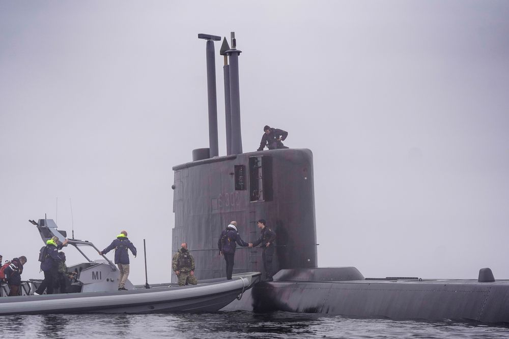 Statsminister Jonas Gahr Støre (Ap) går om bord i ubåten KNM Utvær utenfor marinebasen i Horten fredag ettermiddag.