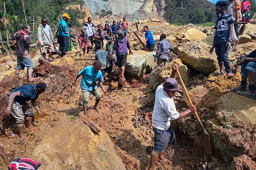 Leting etter overlevende i landsbyen Yambali i Papua Ny-Guinea søndag