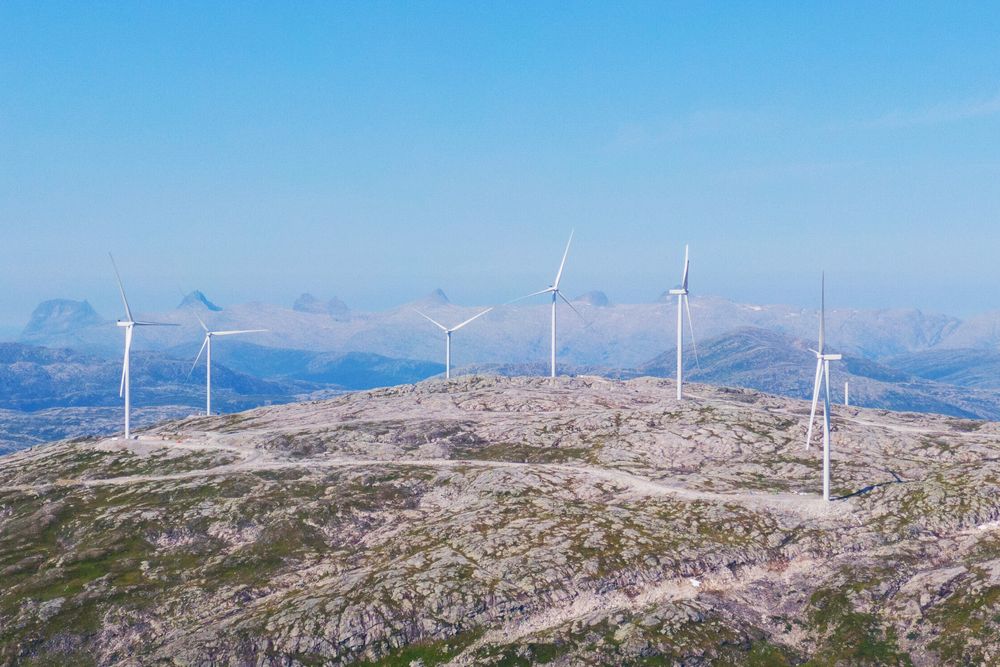Vindparken på Øyfjellet ved Mosjøen har 72 turbiner og er Norges største. Nå skal striden mellom vindselskapet og reineierne i området avgjøres i retten. 