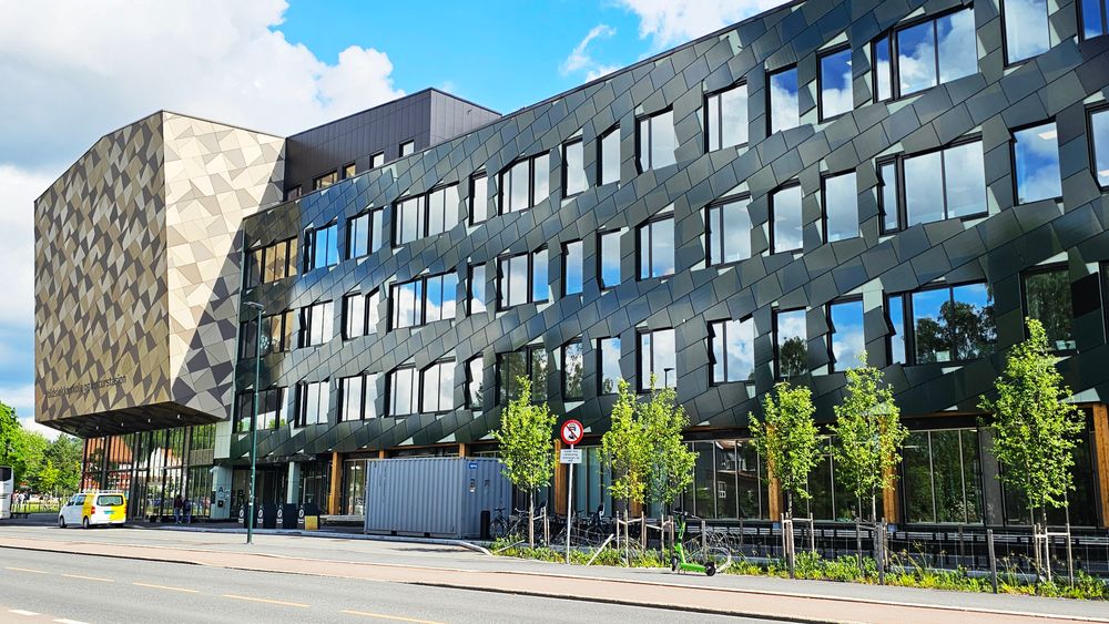 Fasadeplatene på Voldsløkka skole er fargede solcellepaneler. På taket har de vanlige solceller.
