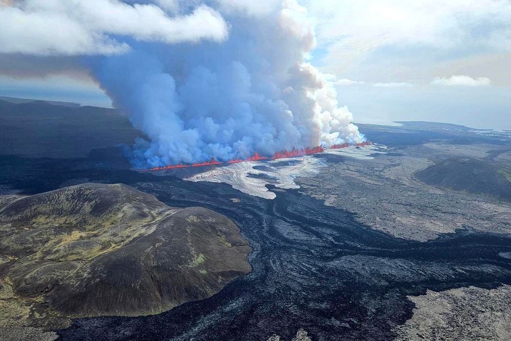 Flyfoto visr skyen av røyk som stiger opp over vulkanutbruddet på Reykjaneshalvøya på Island onsdag.