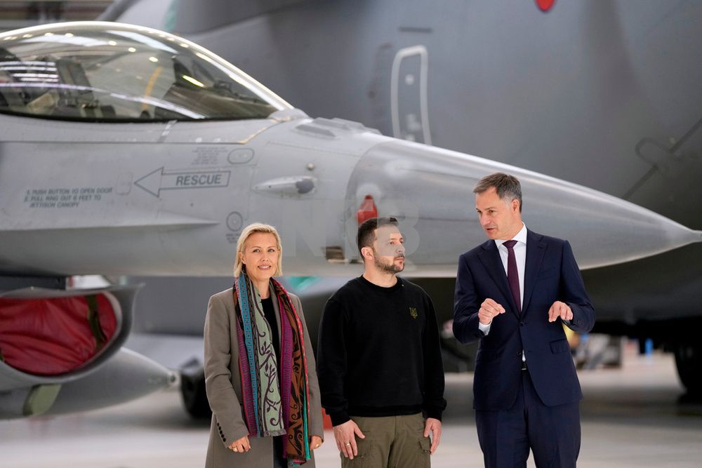 Belgia er blant landene som har lovet Ukraina F-16-fly. Her er Ukrainas president Volodymyr Zelenskyj (i midten), Belgias statsminister Alexander De Croo og forsvarsminister Ludivine Dedonder på en flybase ved Brussel tirsdag denne uka. 