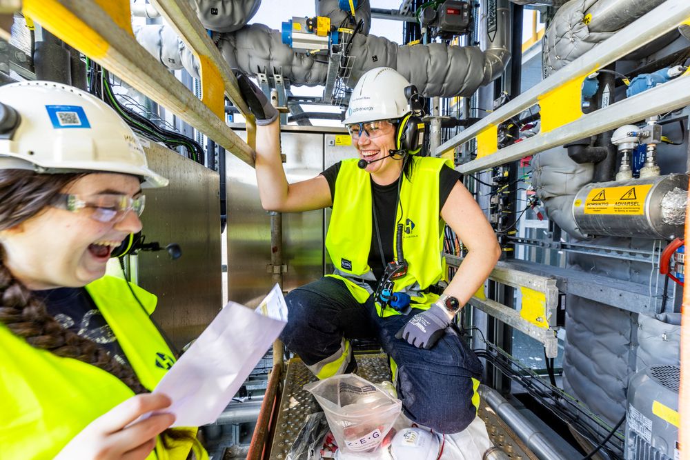 ZEG Power og H2 Production kjører i gang anlegget. Da oppstår det av og til noen utfordringer som løsese i fellesskap, her ved Marlene Solheim, ansatt i Petrolink og innleid til ZEG og Tina Rykkel Blom, som er prosessoperatør i H2 Production.