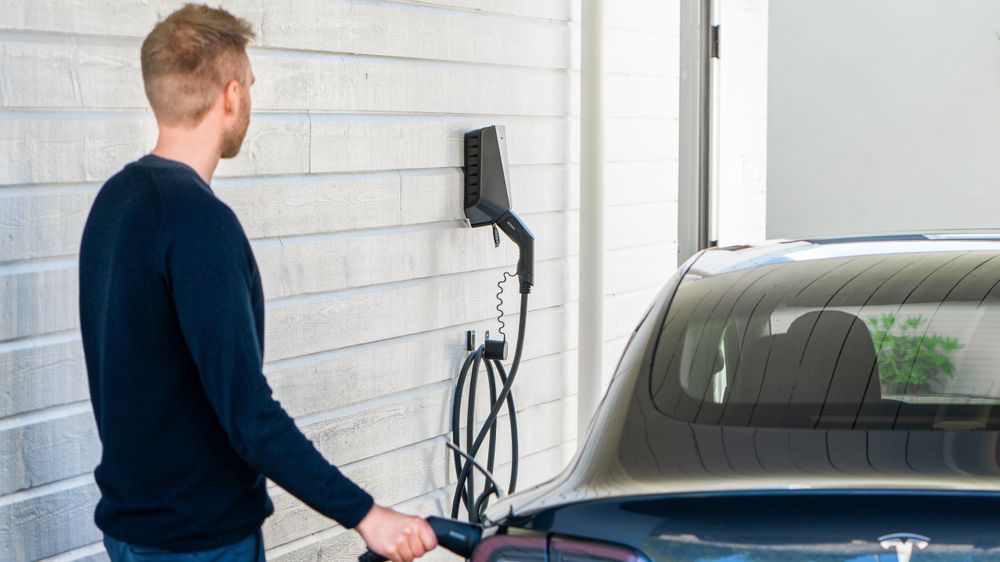 Norgesnett skal premiere strømkunder som lader bilen med hjemmeprodusert solkraft.