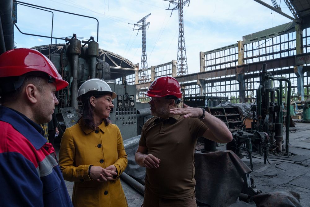  Tysklands utenriksminister Annalena Baerbock snakker med Ukrainas energiminister Herman Halushchenko under et besøk på et varmekraftverk som er blitt ødelagt i et russisk angrep. Bildet ble tatt 21. mai. 