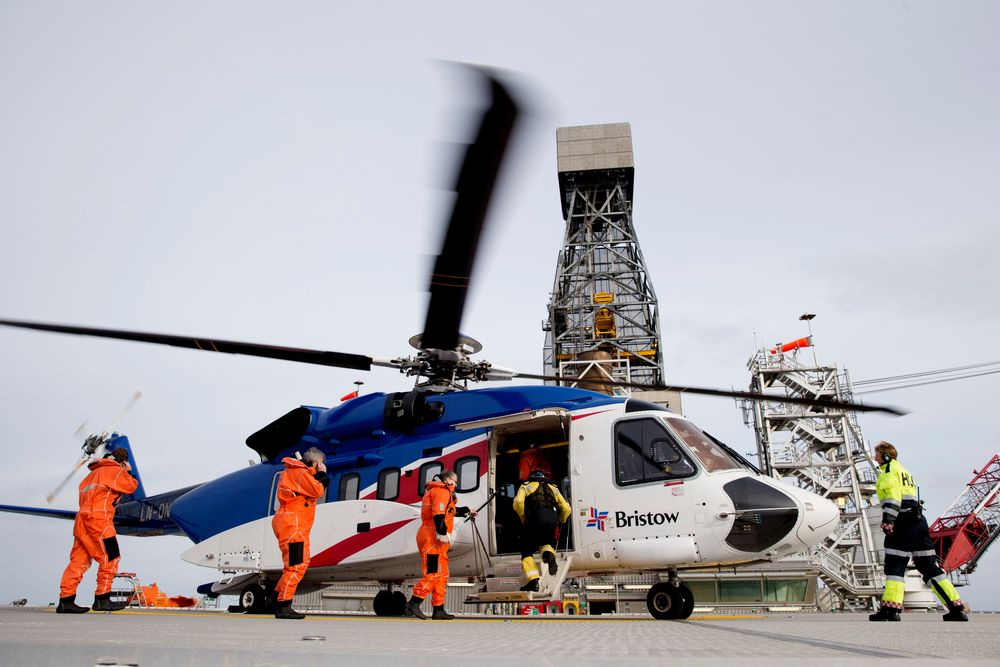 Det blir nå full stans i helikoptertrafikken fra midnatt på grunn av Unio-streiken. Bildet er fra 2016 og viser passasjerer gå om bord i et helikopter på Edvard Grieg-plattformen i Nordsjøen.