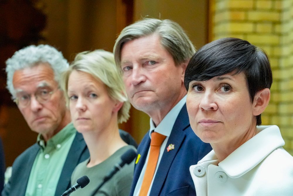 Rasmus Hansson (MDG), Ingrid Fiskaa (SV), Christian Tybring-Gjedde (Frp) og Ine Marie Eriksen Søreide (H) i vandrehallen etter at innstillingen til langtidsplanen ble lagt frem.