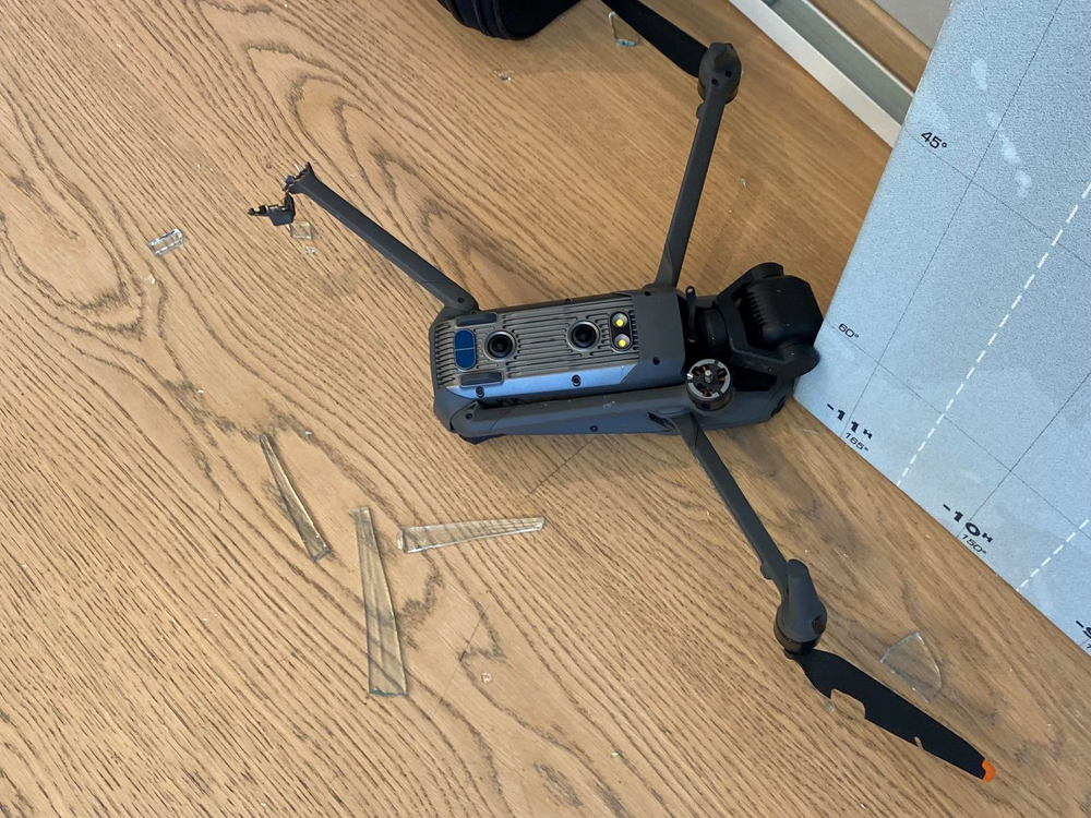Denne dronen, en DJI Mavic 3, dundret gjennom et vindu i Bergen da operatøren mistet kontroll under en flygning i 2022. Statens havarikommisjon mener årsaken var en teknisk svikt. Det er ikke produsenten enig i.