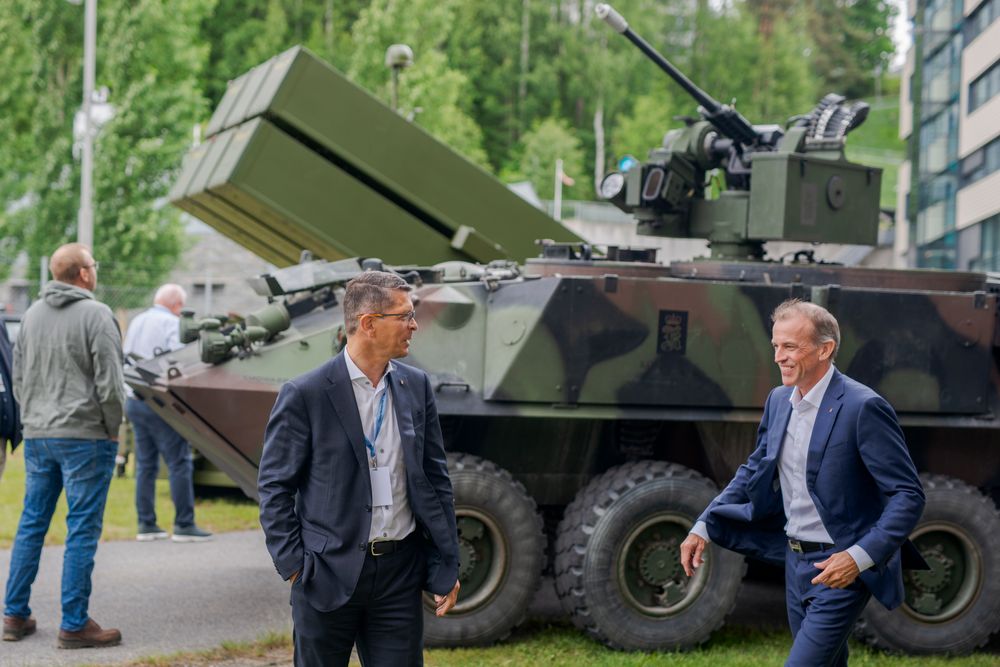 Kongsberg-Gruppens sjef Geir Håøy (til venstre) og Kongsberg Defence and Aerospaces sjef Eirik Lie med Nasams i bakgrunnen. Luftvernsystemet er utviklet og produsert på Kongsberg.