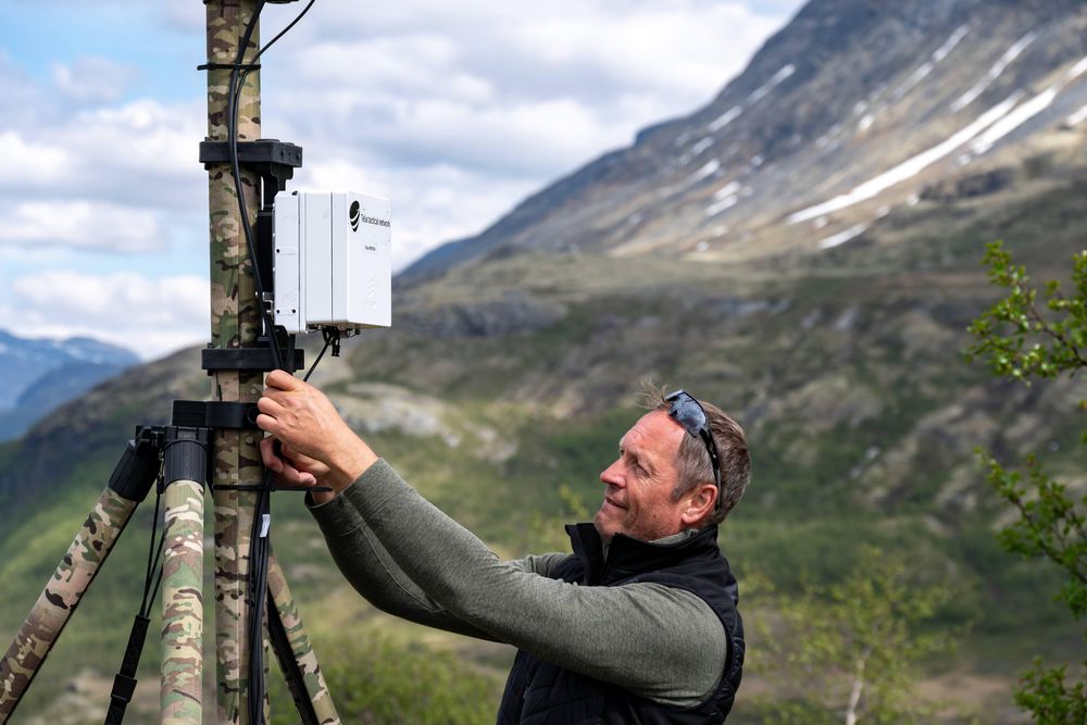 Helt ny type mobil basestasjon fra Telia Norge. Produktsjef for Enterprise Mobile Networks i Telia, Steinar Ulvøy, monterer den mobile basestasjonen under øvelse "UIendt 2024".