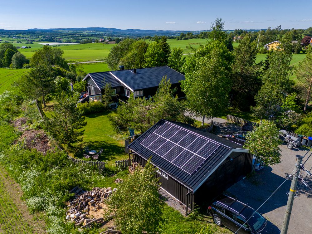 For oss som allerede har solceller på taket blir ikke regnestykket nødvendigvis så dårlig som en kunne tro, skriver Harald Jacobsen. Bildet er tatt i forbindelse med en tidligere reportasje om solceller.