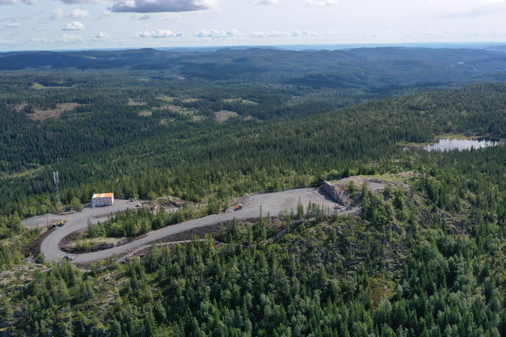 Her på toppen av Gyrihaugen skulle Forsvaret bygge radar, men utbyggingen ble plutselig stanset i fjor sommer.