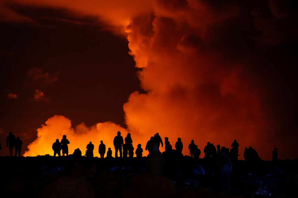 Vulkanutbrudd, som dette på Island i mars i år, er naturens egen «geoengineering» fordi utbrudd senker temperaturen på hele jordkloden. Forskere tror vi må vurdere å ta i bruk teknologier som gjør det samme. Men dilemmaene er mange.