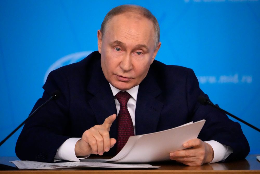 Russlands president Vladimir Putin under et møte i utenriksdepartementet i Moskva fredag.