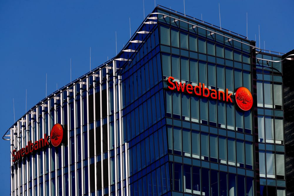 Utfallet skyldes nettverksproblemer hos en tredjepart i tjenesten Swedbankpay fra den svenske banken Swedbank. Illustrasjonsbilde fra et Swedbank-kontor i Vilnius.