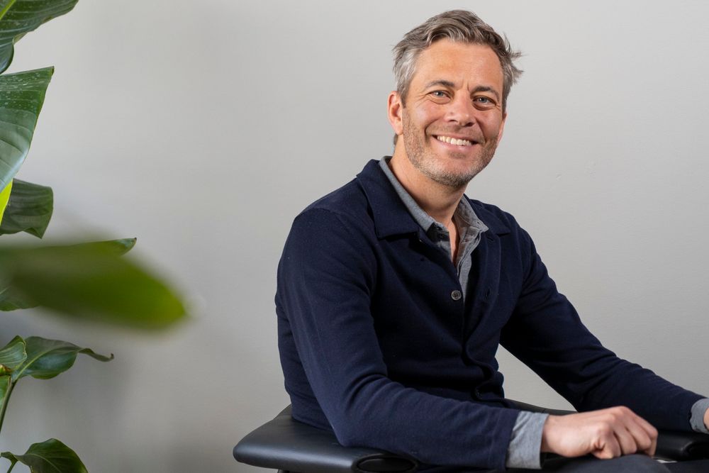 Andreas Thorsheim er positiv til trenden i batteripriser og -salg.