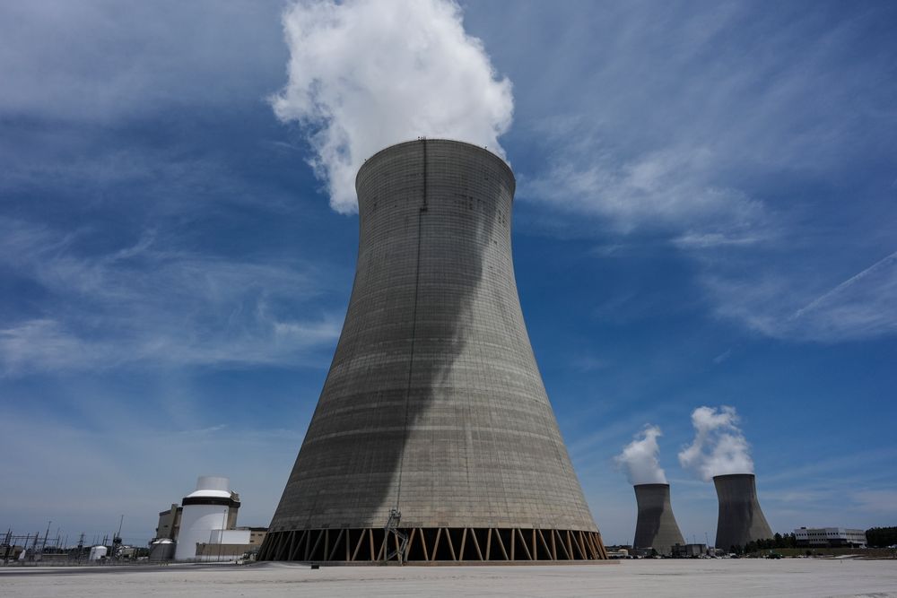 Et av kjøletårnene ved Alvin W. Vogtle-kraftverket i delstaten Georgia i USA, det største kjernekraftverket i landet.