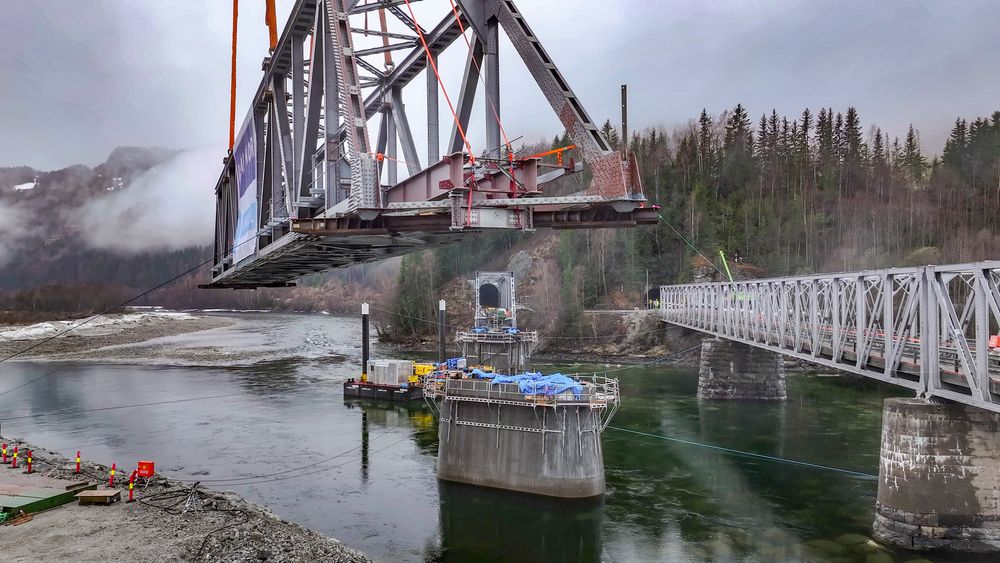 Randklev bru i Ringebu knakk sammen under uværet «Hans». Bane Nor får kritikk av Statens jernbanestilsyn for manglende oversikt over tilstanden på egen infrastruktur.  Det tok nærmere ti måneder å reparere brua og sikre fundamentene mot store nedbørsmengder.