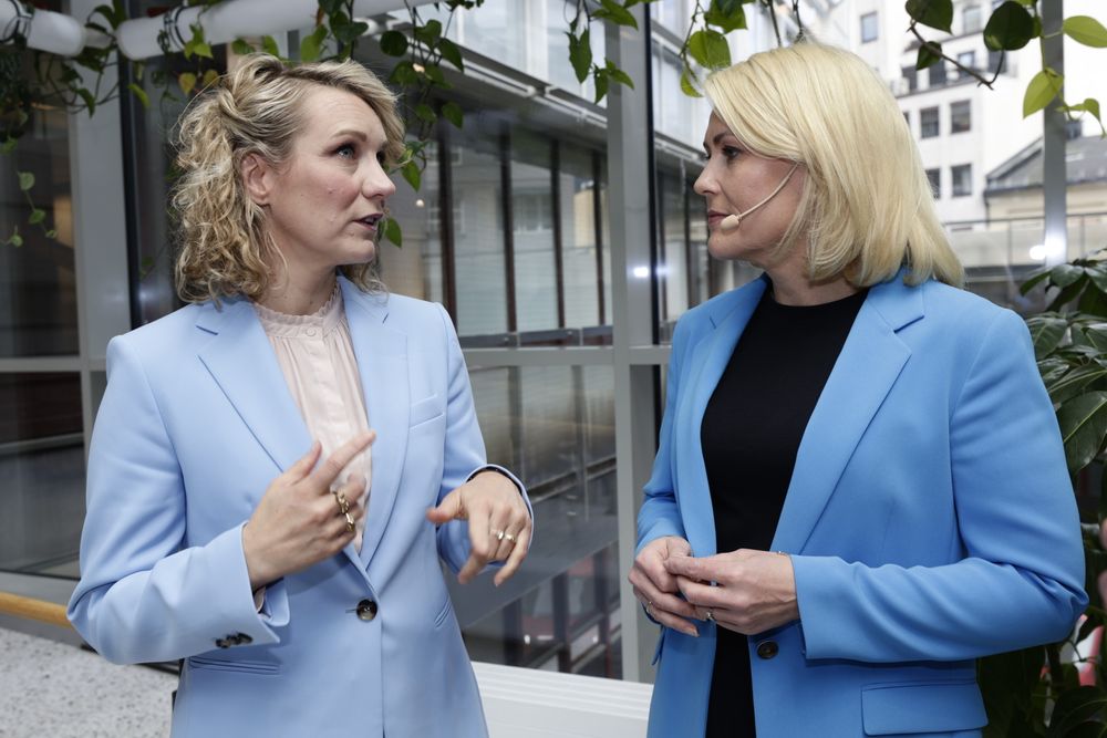 Er det staten eller næringslivet som må investere for at KI-drømmen skal bli virkelig? Digitaliseringsminister Karianne Tung i samtale med Microsoft Norge-sjef Kristine Dahl Steidel .