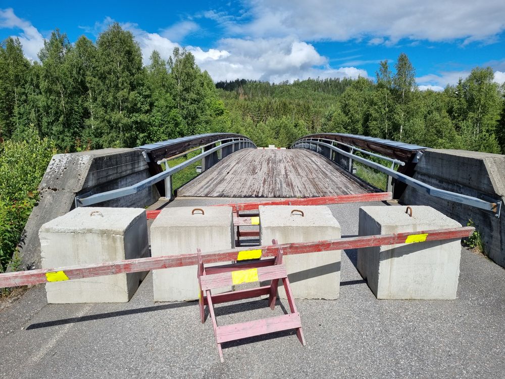 Skubbergsenga trebru over riksvei 2 har vært stengt helt siden kollapsen på Tretten i 2022. Nå skal den rives.