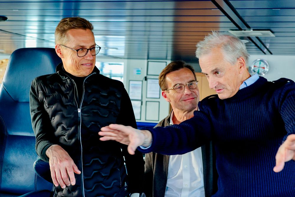 Statsminister Jonas Gahr Støre, Sveriges statsminister Ulf Kristersson og Finlands president Alexander Stubb på kystvaktfartøyet KV Svalbard i Bodø